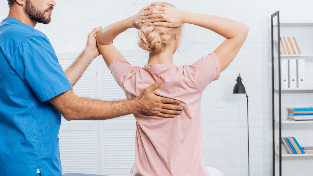 The girl addressed the doctor with complaints of back pain
